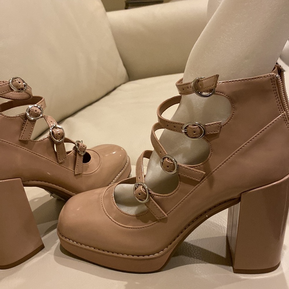 GB high heeled NEW, taupe, sz 8.5  patent shoes with 4 straps and zipper in back